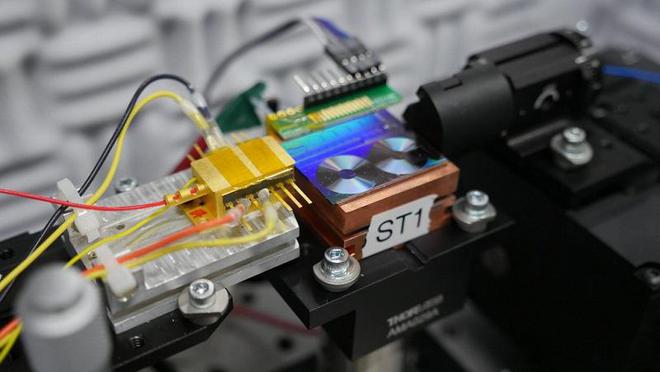 紧凑型芯片可将光转化为微波，有望提升GPS和雷达等系统精度